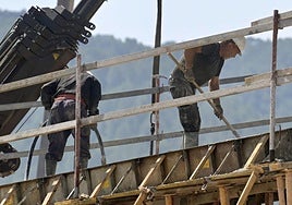 Trabajadores de la construcción, durante su jornada laboral, en una imagen de archivo.