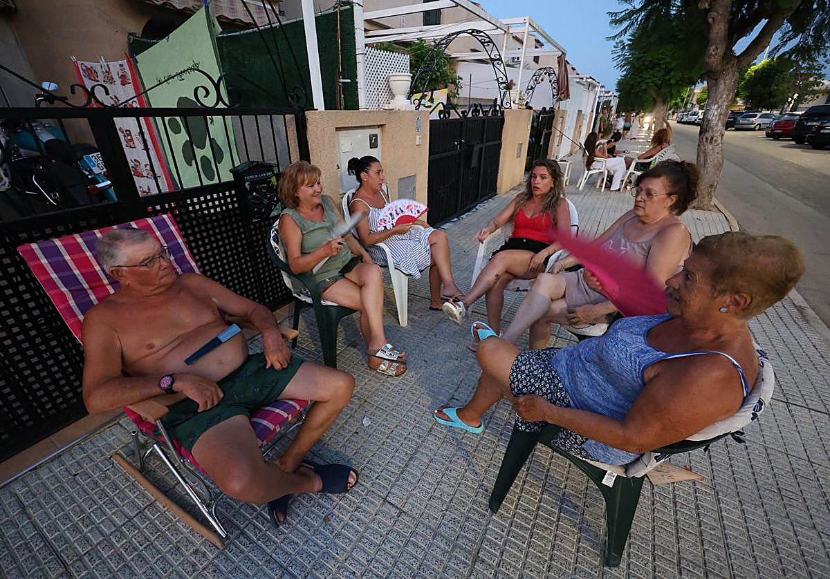 Familiares y amigos a las puertas de sus casas en Los Alcázares, días atrás al anochecer.
