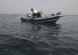 Sonda paramétrica. Mediciones, ayer, en la cubeta norte del Mar Menor.