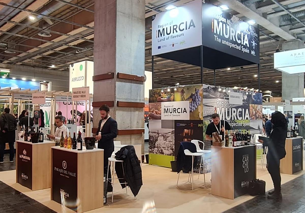 Expositor del sector del vino de la Región de Murcia en un evento ferial internacional.