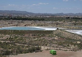 Depósitos de residuos peligrosos de la antigua fábrica de Zinsa, vistos desde el polígono industrial Cabezo Beaza, con la ciudad al fondo.