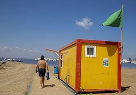 Una playa con bandera verde, en una foto de archivo.