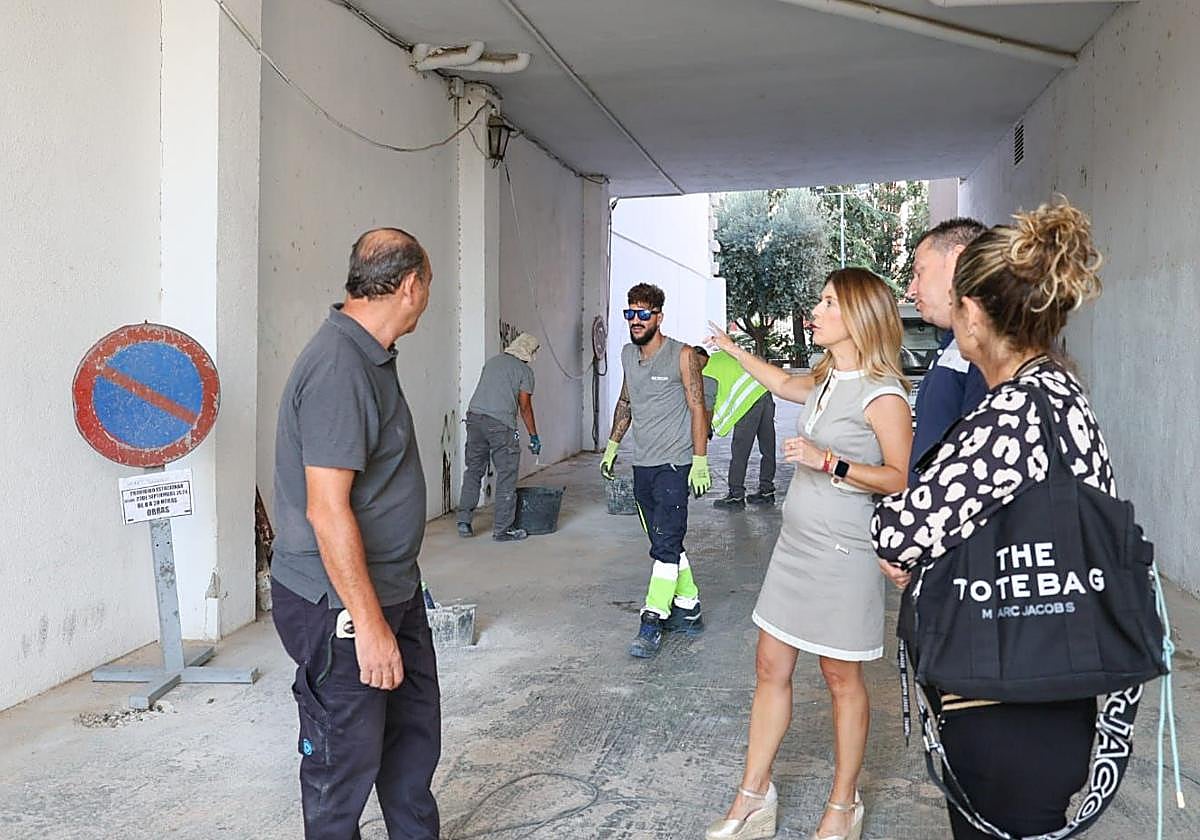 La concejala Rosa María Medina, en una visita a las tareas realizadas por usuarios de programas de empleo público local.