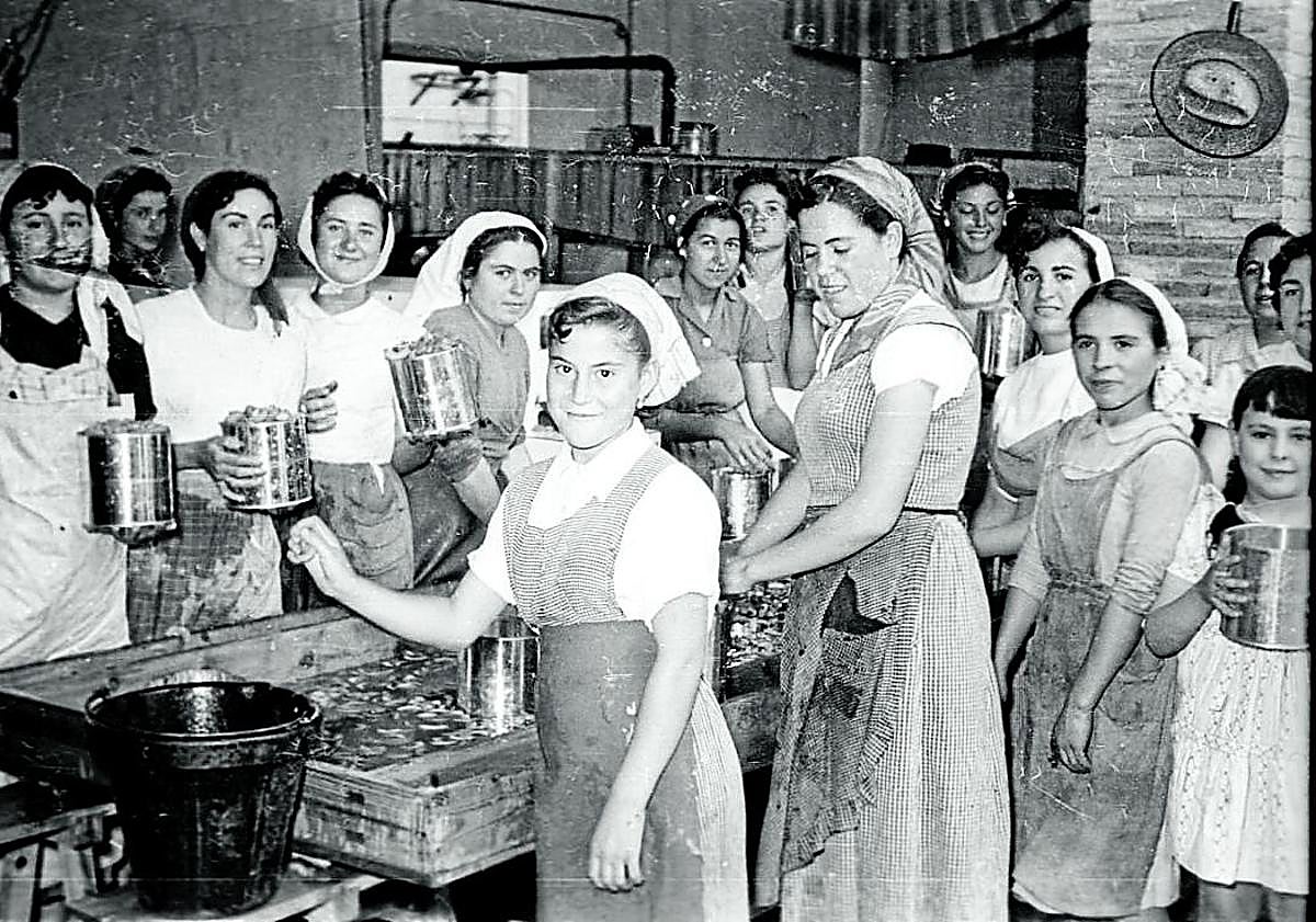 Imagen principal - Arriba: Mujeres envasando albaricoques (c. 1960). Abajo: Trabajadores de una fábrica conservera en la máquina cerradora de latas (c. 1960) y trabajando con latas de envase (c. 1960). 