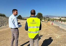 El alcalde de Alguazas, José Gabriel García Bernabé, visita un tramo de las obras del Arco Noroeste.