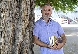 Juan Antonio Gracia, con algunos libros que ha publicado.