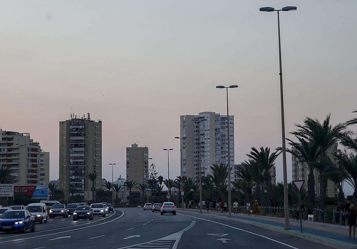 Entrada a La Manga sin alumbrado público.