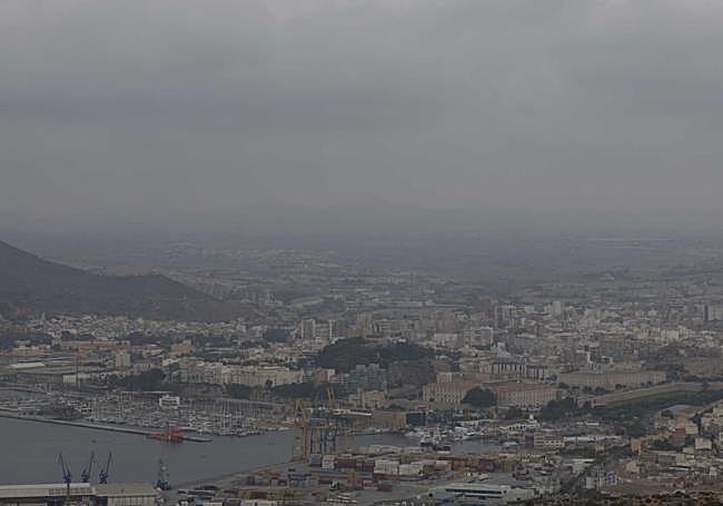 La masa de polvo sahariano sobre Cartagena, este martes.