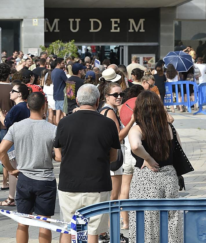 Imagen secundaria 2 - Largas colas en el Mudem de Molina para conseguir las últimas entradas para el B-Side