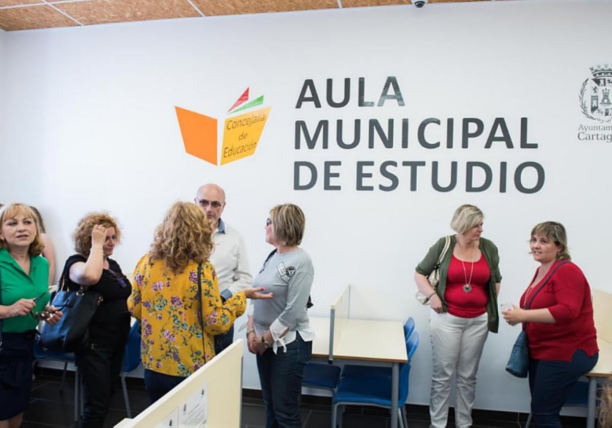 El aula de estudio de El Algar, durante su inauguración.