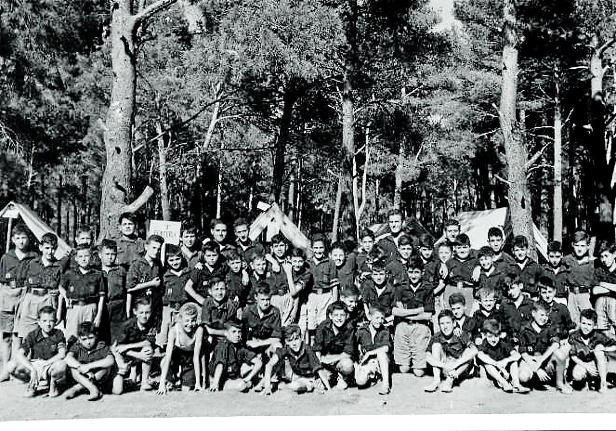 Muchachos frente a las tiendas de campaña de un un campamento de la Organización Juvenil Española (c. 1965).