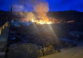 La vivienda en llamas.