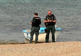 Agentes de la Guardia Civil junto a una patera, en el entorno de la playa de Las Amoladeras, en La Manga. La imagen fue captada días atrás.