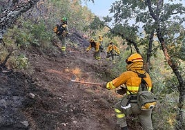 Bomberos forestales de la Región de Murcia, este martes, en uno de los fuegos declarados en Cáceres.
