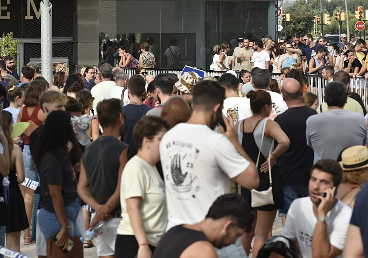 Colas de gente para comprar las entradas para el B-Side.