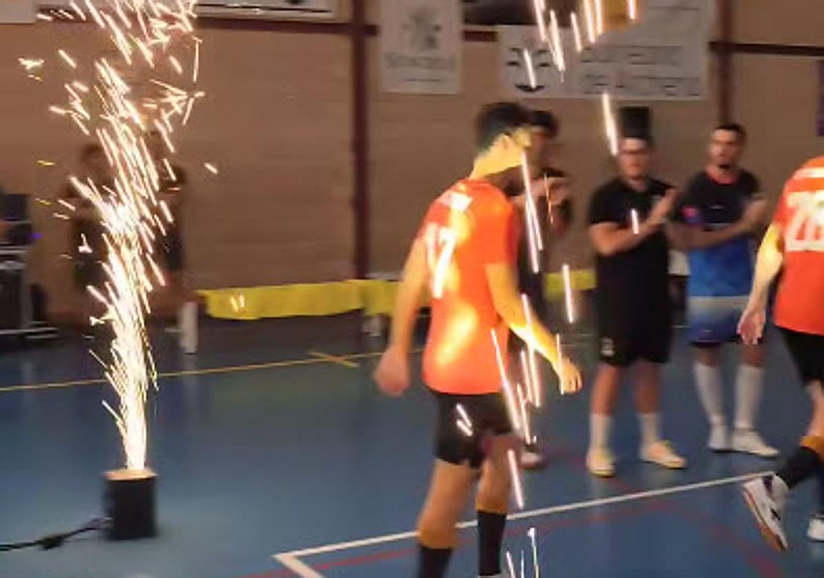 Los jugadores fueron recibidos con efectos pirotécnicos.