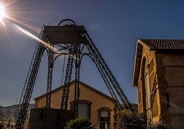 Exterior del centro de interpretación de la Mina de Las Matildes con su reconocible castillete.