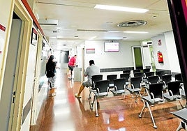 Sala de espera del centro de salud del barrio del Carmen, en Murcia.