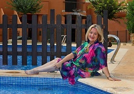 Maite Arocas sonríe en la piscina de su casa de Corvera.