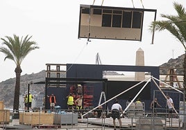 Trabajos de montaje, este martes, en la explanada del Muelle.