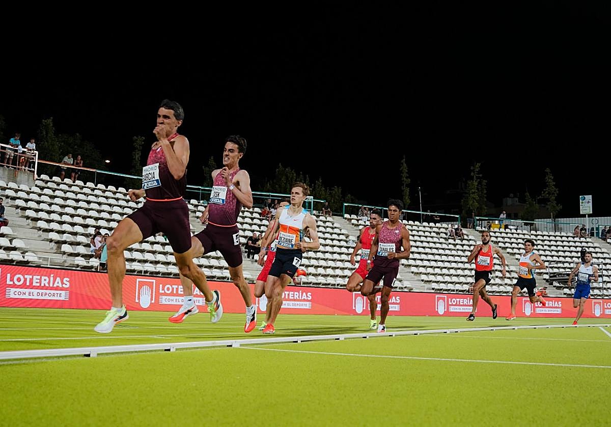 Mariano García liderando la semifinal del 800 metros disputado el pasado julio en Vallehermoso (Madrid).