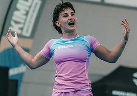 Carlota Prendes celebra un triunfo tras proclamarse ganadora de un combate.