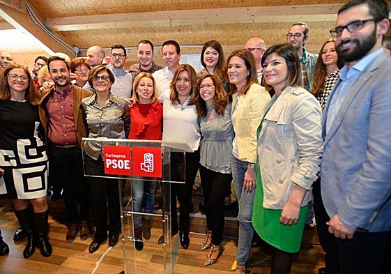 Susana Díaz en un acto de las primarias de 2017 en Cartagena junto a representantes del PSRM-PSOE como Ana Belén Castejón, Mari Carmen Moreno, Inma Sánchez Roca, Francisco Lucas, Rosa Peñalver y María José Pérez, entre otros.