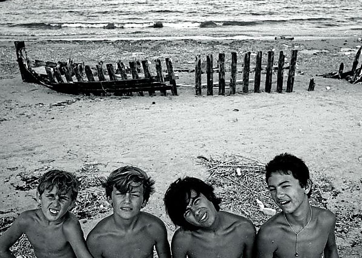 Imagen secundaria 1 - Arriba: Vista de un dirigible sobrevolando Cabo de Palos (1933). Abajo: Grupos de amigos junto a los restos de una embarcación en la playa de Lo Pagán (1972).