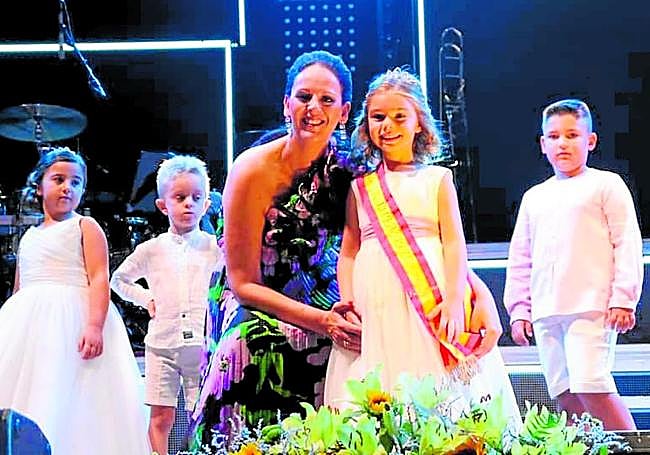 La alcaldesa Juana María Martínez, en la Gala de Imposición de Bandas a las majas.