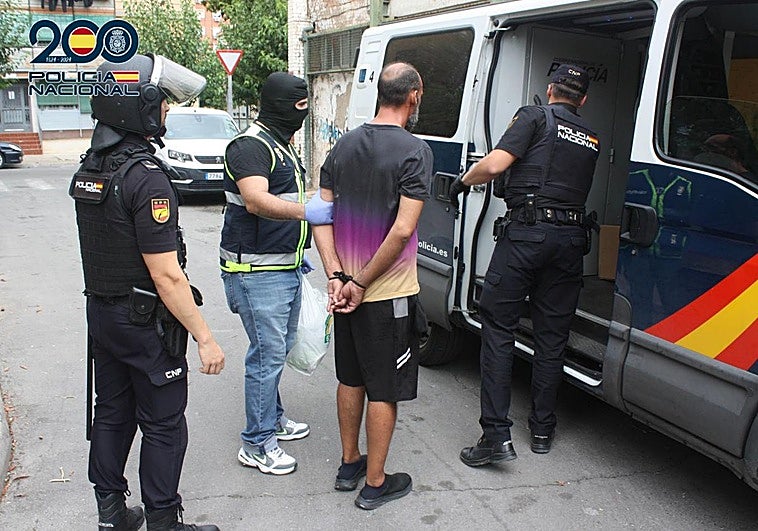 Uno de los detenidos en la operación.