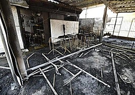 Interior calcinado de las instalaciones de la peña La Crilla.
