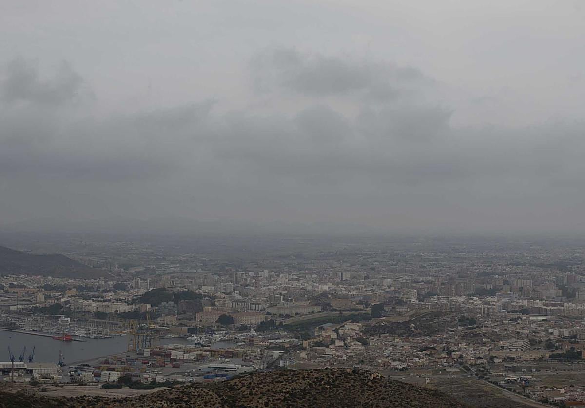 La masa de polvo sahariano sobre Cartagena, este martes.