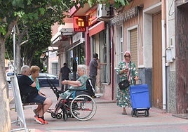 Vecinos en una calle del centro urbano torreño, ayer.