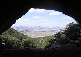 Panorámica de la Sierra de Salinas, vista desde la Cueva del Lagrimal.