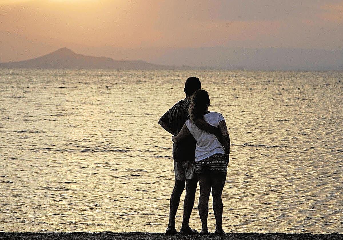 Una pareja, en una imagen de archivo, disfrutando de un atardecer en el Mar Menor.