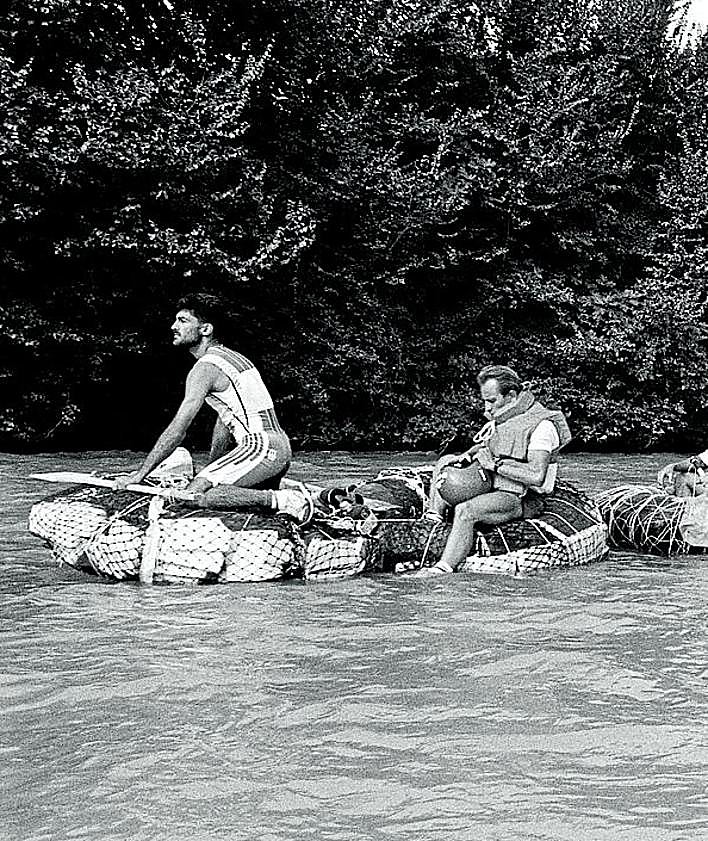 Imagen secundaria 2 - Izquierda: La dureza de la bajada engrandecía la celebración posterior (c. 1995). Derecha: Los participantes preparaban y personalizaban las embarcaciones (c. 1995). 