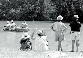 Los remansos del río, utilizados por los espectadores del descenso (c. 1995).