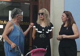 Penélope Luna (derecha), de IU-Verdes, este jueves en la entrada del Ayuntamiento de Fortuna.