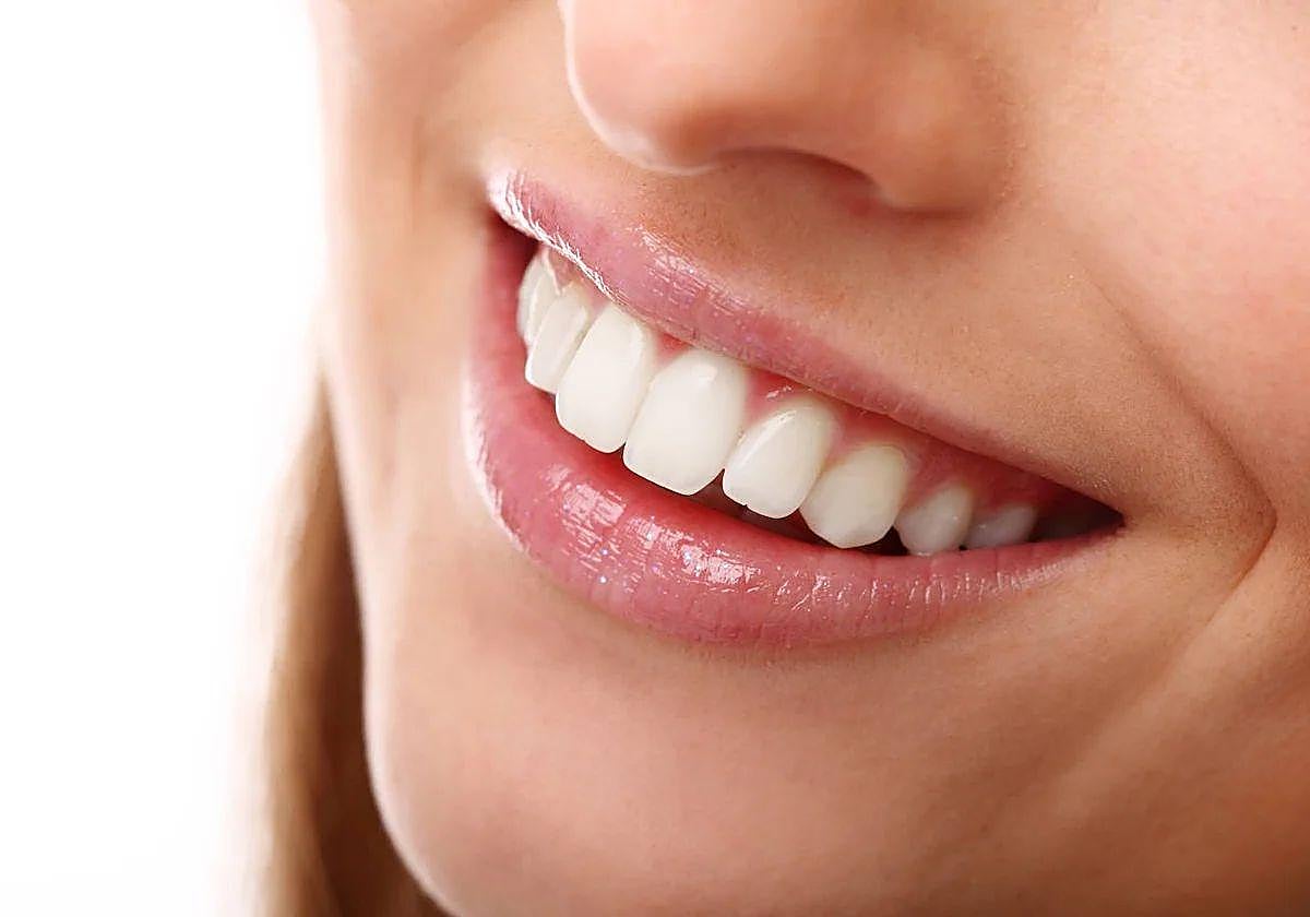 ¿Por qué tus dientes no son blancos aunque los cepilles? Una estudiante de odontología explica los factores más comunes.