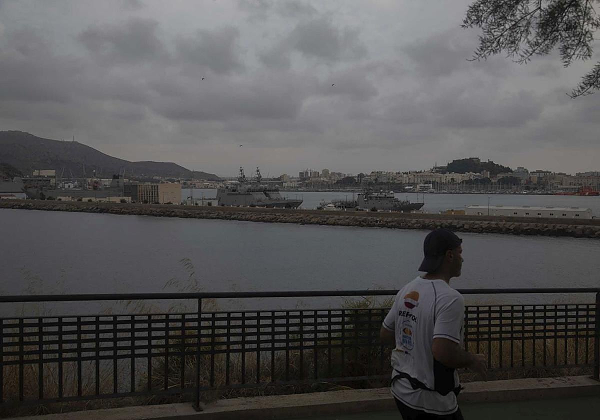 La ciudad de Cartagena, bajo las nubes y la capa de polvo sahariano.