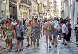 Turistas en la calle Mayor de Cartagena, en una imagen de archivo.