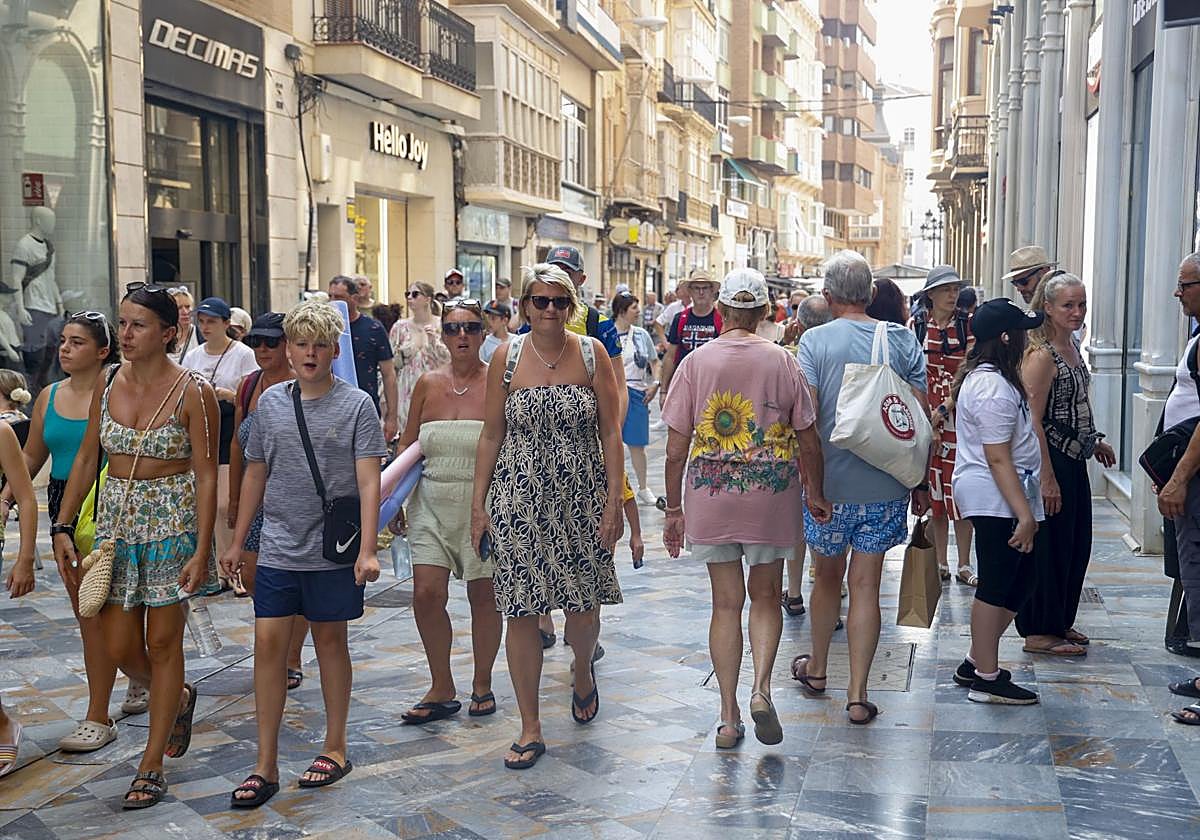 Turistas en la calle Mayor de Cartagena, en una imagen de archivo.