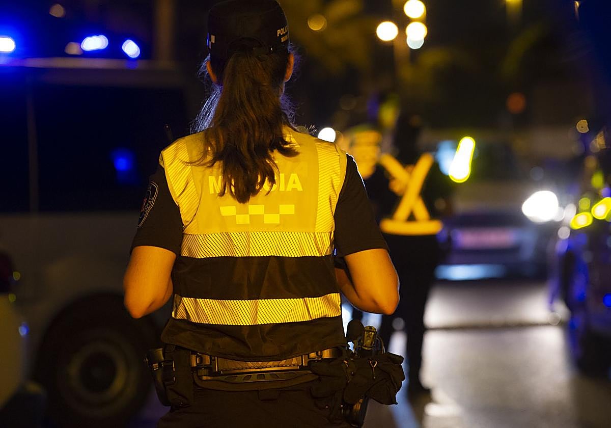 Así trabajan las patrullas nocturnas de la Policía Local de Murcia