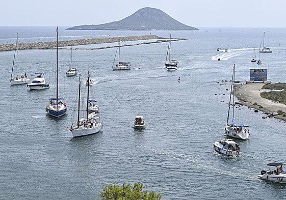 Numerosos barcos, este viernes, en las inmediaciones del puente del Estacio.