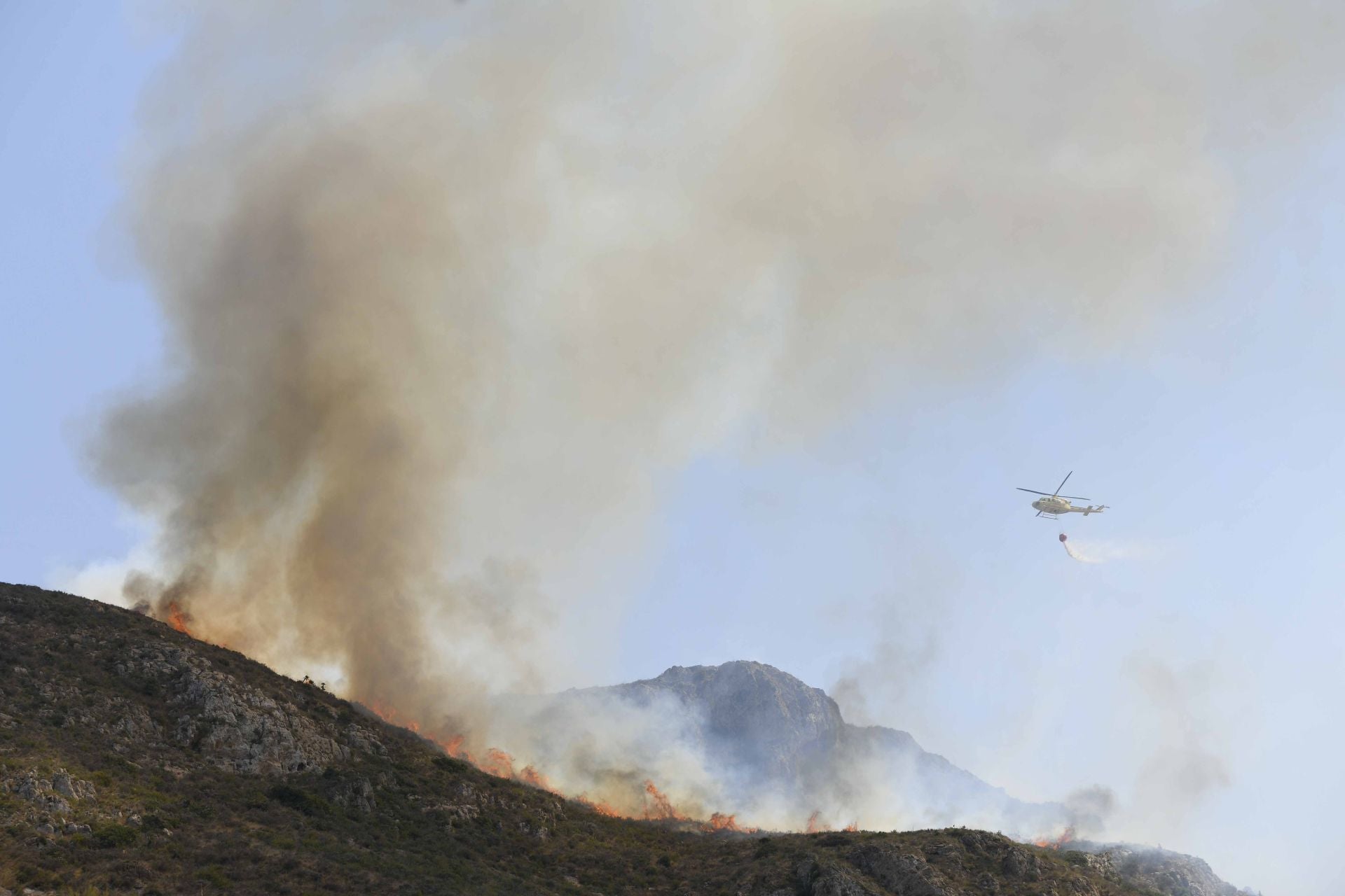 Las imágenes del incendio del Cedacero en Cartagena