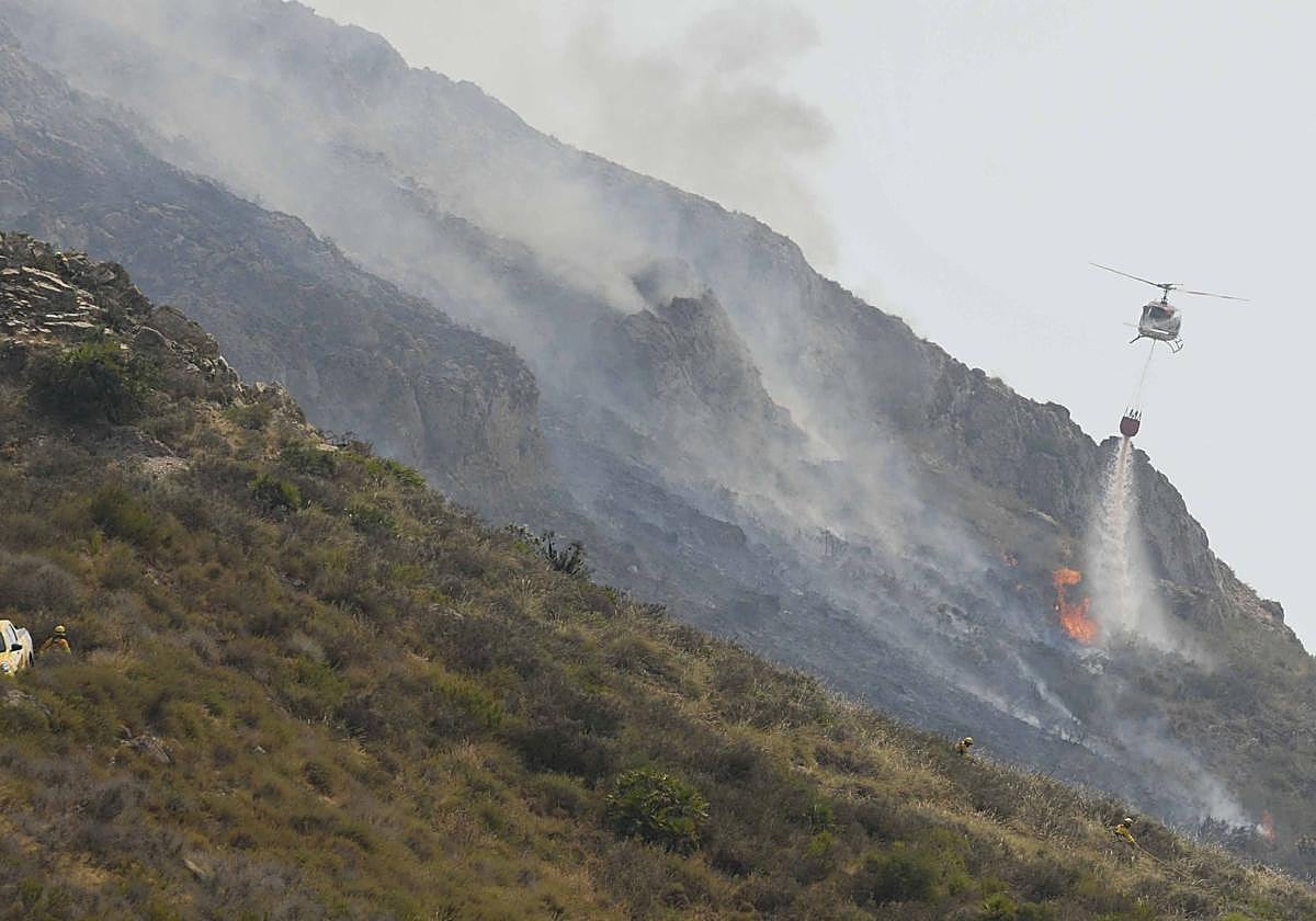 Un helicóptero trabajando en la extinción del incendio del Cedacero.