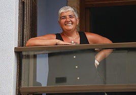 Carmen, una barcelonesa que se ha mudado a la Región de Murcia, en la entrada de la casa que se ha comprado en Lo Pagán, en San Pedro del Pinatar.