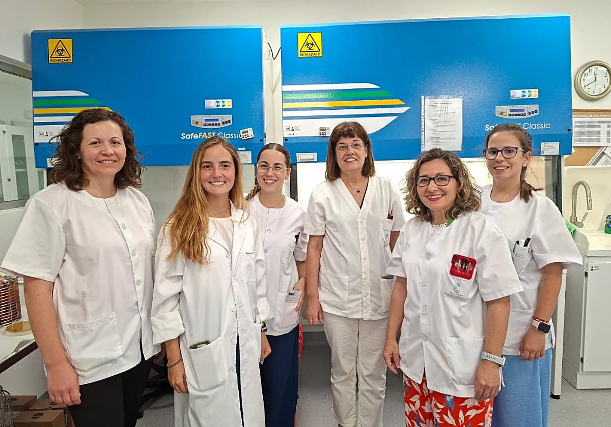 Técnicos y analistas, en dependencias del Laboratorio Regional de Salud Pública de Murcia.