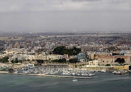 Vista del frente marítimo de la ciudad desde la cima del monte San Julián, en una imagen de archivo.