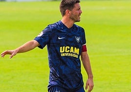 Urtzi Urcelay, centrocampista del UCAM, en el amistoso de pretemporada contra el Orihuela.